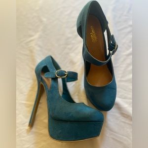 Woman’s Heels size 7.
